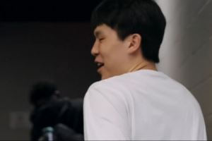 抵达球馆！球迷冲着杨瀚森喊“哥哥好帅”  杨瀚森一脸嫌弃😂