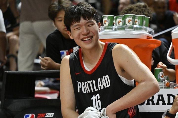 罗死死拽着杨瀚森！😂美国现场解说：像攥着下个月的房租