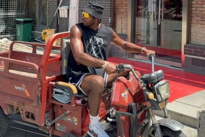 中国名车！希尔德晒游玩照 骑上了凤凰三蹦子！