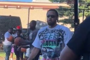 轻松写意！康宁汉姆一身休闲装在公园打野球 背身单打抛投进筐