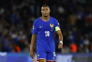 马卡：姆巴佩因脚踝扭伤缺席法国队首练，目前正接受治疗