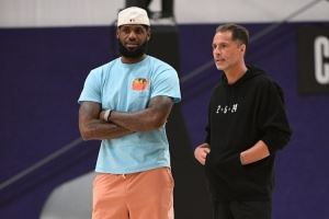 杨毅：27年湖人要钓大鱼&跟詹姆斯没关系 以往都是球队求老詹续约