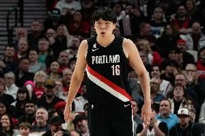 媒体人：杨瀚森仍在赢得信任的过程中 开拓者中锋没进攻战术地位