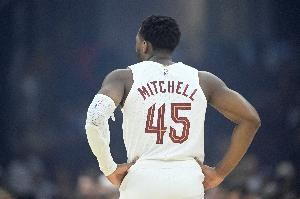 手凉!米切尔半场9投仅2中拿到8分3助 三分5中0