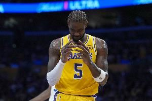 2次犯规了!艾顿首节出战7分钟 3投全进拿到7分2助1断
