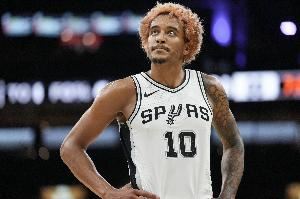 状态低迷！索汉半场4投0中&三分2中0 仅得到0分2板2助