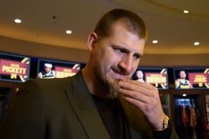 戈登今天的扣篮如何?约基奇不解:我不记得他扣篮了 啥时候啊?