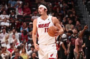 这赛季打真好！哈克斯15中8全面砍下18分8板9助2帽 正负值+18！